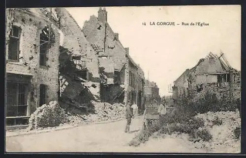 AK La Gorgue, Rue de l`Église avec bâtiments détruits et habitants observant les ruines