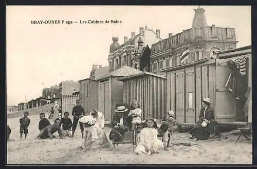 AK Bray-Dunes, Les Cabines de Bains sur la plage animée