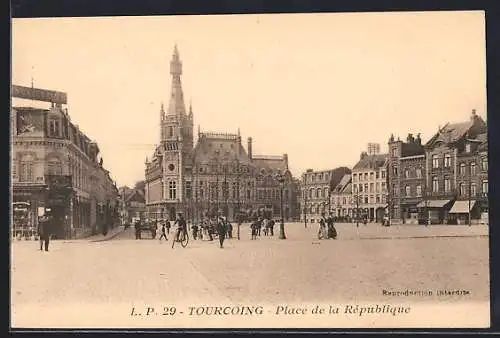 AK Tourcoing, Place de la République et bâtiments environnants