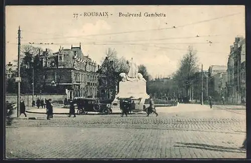 AK Roubaix, Boulevard Gambetta avec statue et passants