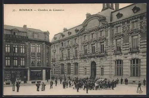 AK Roubaix, Chambre de Commerce et groupe de personnes devant le bâtiment