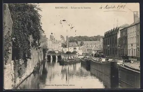 AK Maubeuge, Écluse sur la Sambre et péniches amarrées