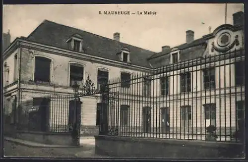 AK Maubeuge, La Mairie et son entrée principale