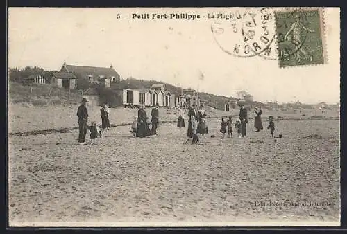 AK Petit-Fort-Philippe, La Plage avec des promeneurs et cabines de plage