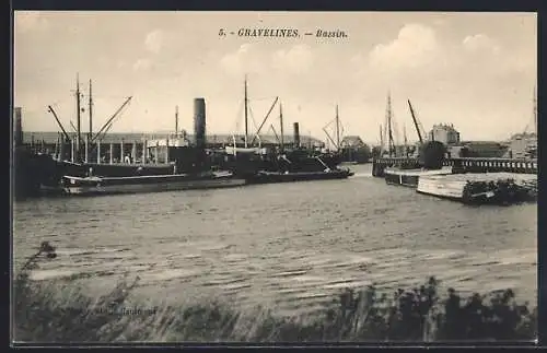 AK Gravelines, Bassin avec navires et quais animés