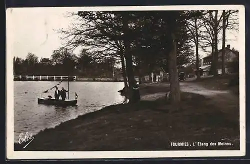 AK Fourmies, L`Étang des Moines avec un bateau sur l`eau et des arbres en bordure