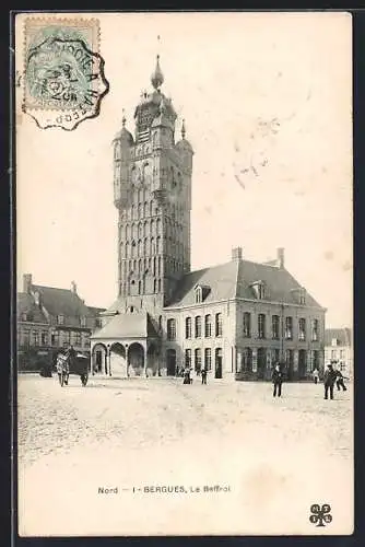 AK Bergues, Le Beffroi et la place animée