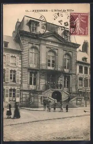 AK Avesnes, L`Hôtel de Ville avec passants sur la place