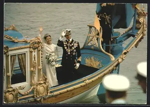 AK König Carl XVI Gustaf und Königin Silvia von Schweden bei ihrer Hochzeit in einem Boot