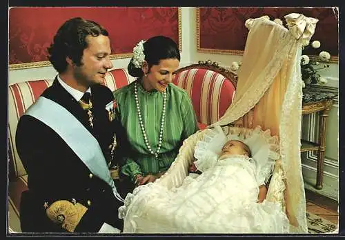 AK S.M. König Carl XVI. Gustaf und I.M. Königin Silvia and er Wiege Prinzessin Victorias