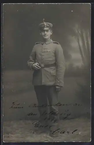 Foto-AK Junger Soldat vor Fotokulisse, Uniformfoto