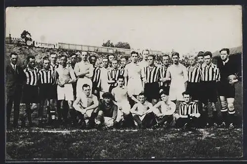 Foto-AK Fussballmannschaft, Gruppenfoto im Freien