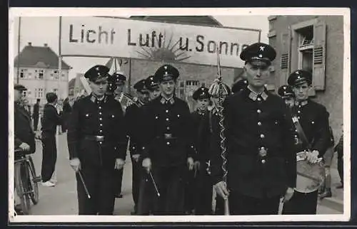 Foto-AK Licht Luft und Sonne, Demonstrationszug von Bergleuten in Uniform