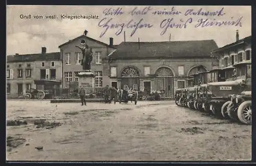 AK Westlicher Kriegsschauplatz, Platz mit militärischen Lastkraftwagen, Soldaten, Denkmal