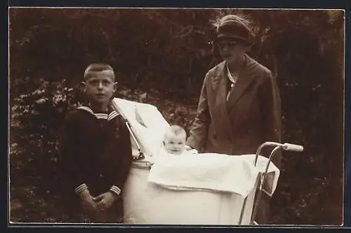 Foto-AK Junge Mutter mit Knabe und Baby im Kinderwagen, 1929