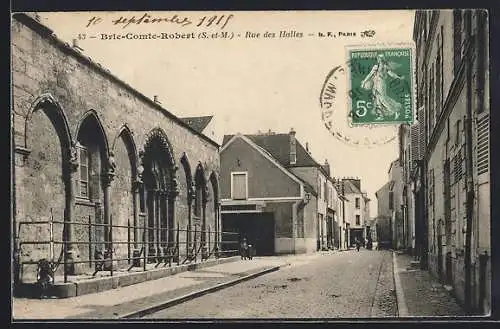 AK Brie-Comte-Robert, Rue des Halles avec bâtiments historiques et rue pavée