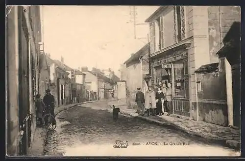 AK Avon, La Grande Rue avec habitants et chien