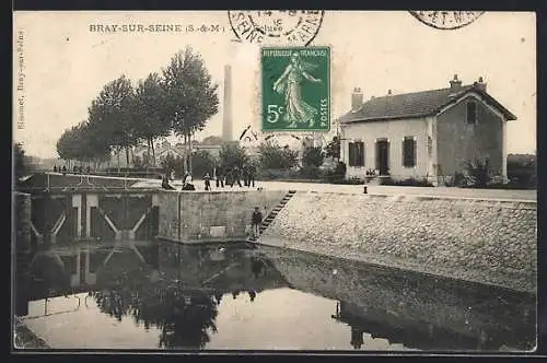 AK Bray-sur-Seine, Vue du canal et des bâtiments adjacents