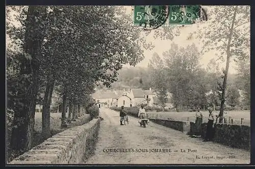 AK Courcelles-sous-Jouarre, Le Pont avec des passants et vue du village en arrière-plan