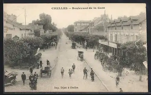 AK Chelles, Boulevard de la Gare avec passants et calèches