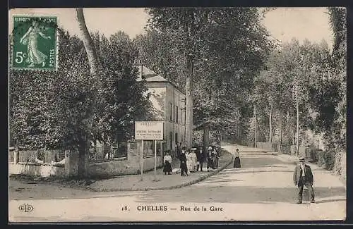 AK Chelles, Rue de la Gare avec des passants et arbres majestueux