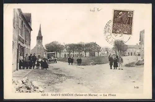 AK Saint-Siméon, La Place avec habitants et voiture ancienne