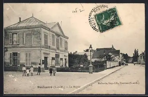 AK Pontcarré, La Mairie avec enfants devant l`édifice