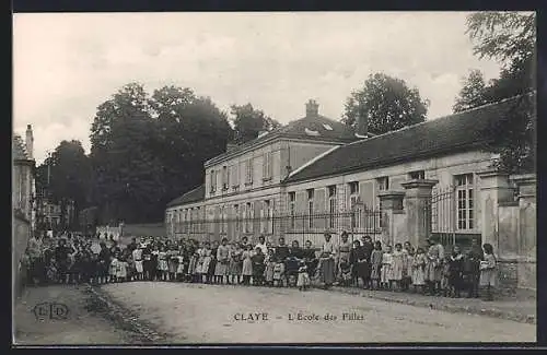 AK Claye, L`École des Filles et les élèves devant le bâtiment