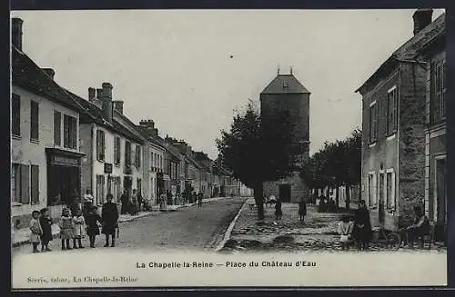 AK La Chapelle-la-Reine, Place du Château d`Eau avec des passants et maisons alignées