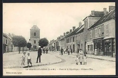 AK La Chapelle-la-Reine, Place de la République, Château d`Eau