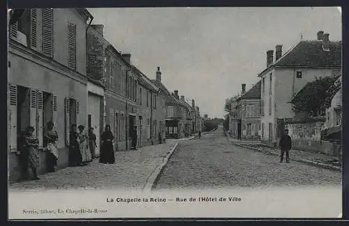 AK La Chapelle-la-Reine, Rue de l`Hôtel de Ville avec passants