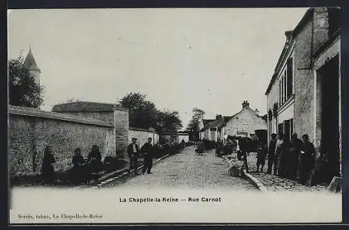 AK La Chapelle-la-Reine, Rue Carnot animée avec habitants et bâtiments