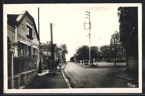 AK Chartrettes, Place de la Mairie avec café-bar et rue animée