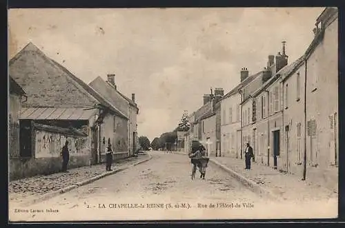 AK La Chapelle-la-Reine, Rue de l`Hôtel-de-Ville