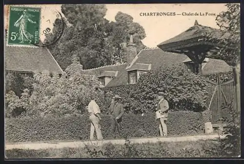 AK Chartronges, Chalet de La Fosse avec trois personnes dans le jardin