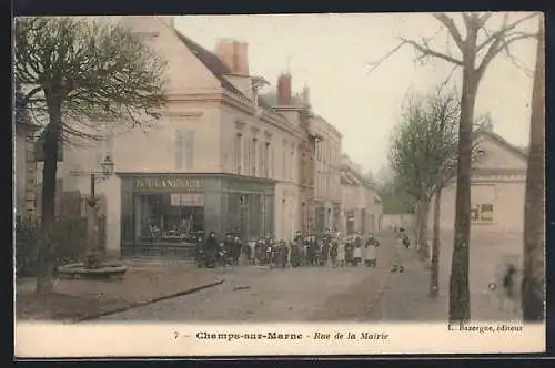 AK Champs-sur-Marne, Rue de la Mairie avec boulangerie et groupe de personnes