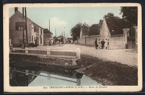 AK Châtillon-la-Borde, Route du Chatelet avec des passants et maisons rurales