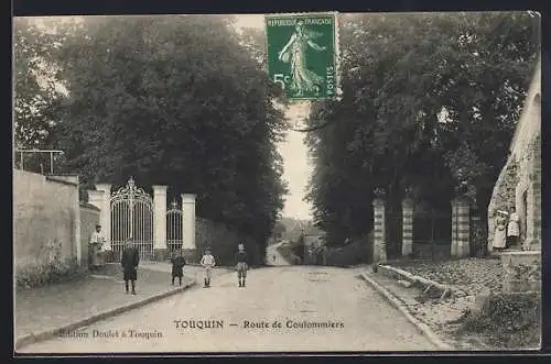 AK Touquin, Route de Coulommiers avec enfants et portail élégant