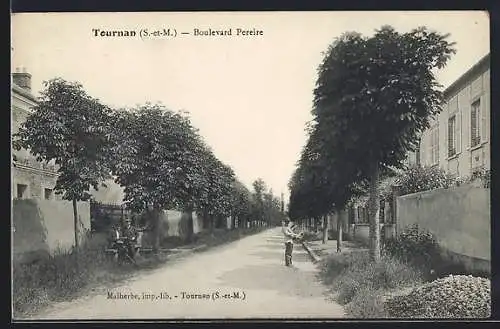 AK Tournan, Boulevard Pereire avec arbres alignés et passants