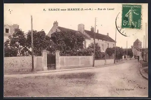 AK Saâcy-sur-Marne, Rue de Laval avec maisons et arbres bordant la rue