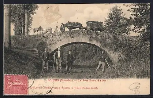 AK Solers, Le Pont Bossu d`Yères avec charrettes et passants sur le pont en pierre