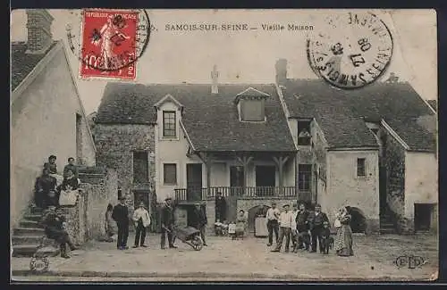 AK Samois-sur-Seine, Vieille Maison et habitants devant l`entrée