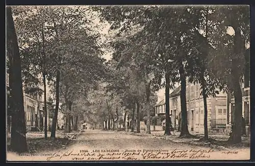 AK Les Sablons, Route de Fontainebleau bordée d`arbres et de maisons