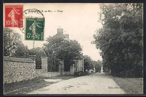 AK Savins, Vue d`une rue bordée d`arbres et de maisons