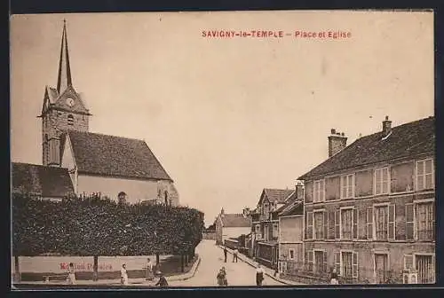 AK Savigny-le-Temple, Place et Église