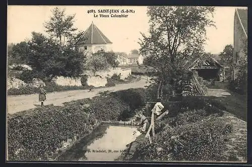 AK Saint-Jean, Le Vieux Colombier et le ruisseau avec personnages en bordure de route