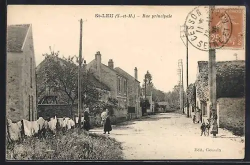 AK Saint-Leu, Rue principale avec scène de rue animée