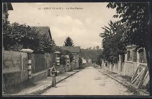 AK Esbly, La Rue Pasteur avec piéton au premier plan