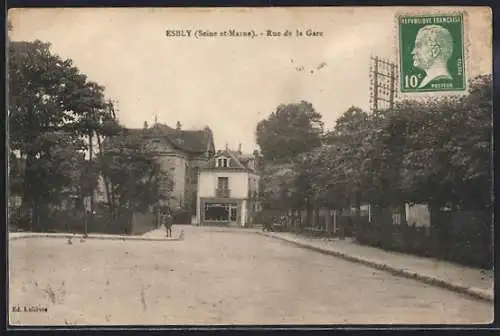 AK Esbly, Rue de la Gare avec bâtiments et arbres en perspective