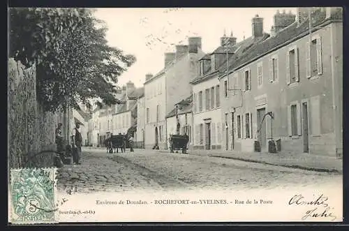 AK Rochefort-en-Yvelines, Rue de la Poste avec charrettes sur la route